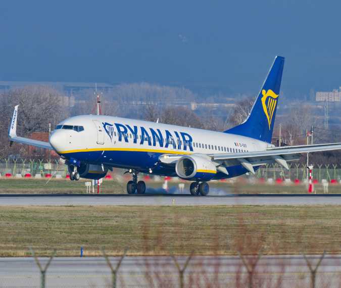 How much Ryanair staff will be paid for catching oversized bags