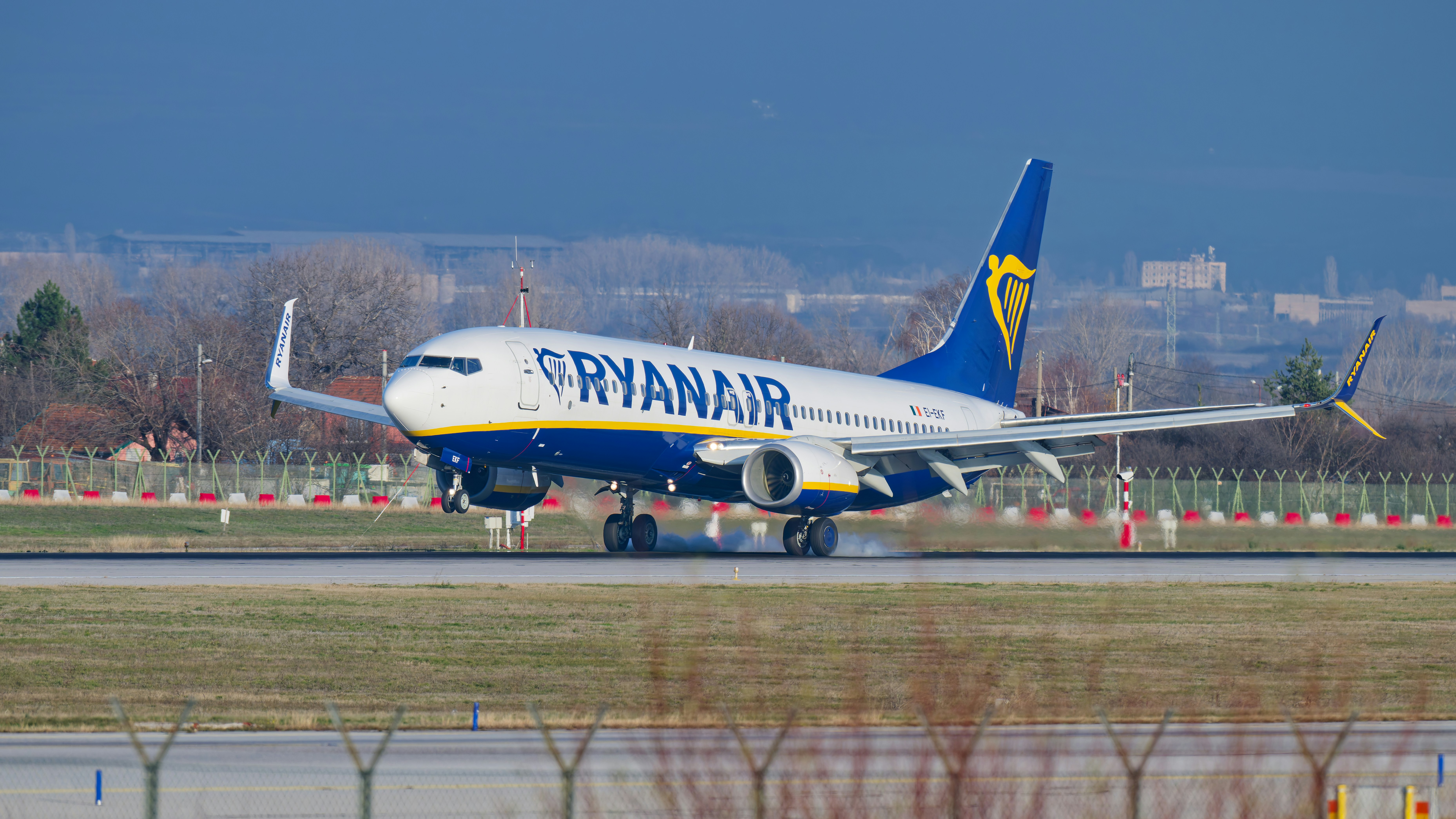 How much Ryanair staff will be paid for catching oversized bags