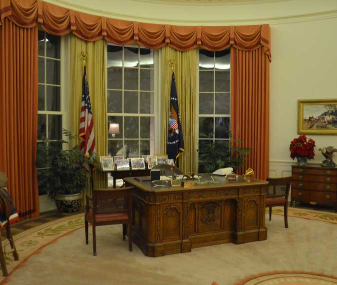 All major TV networks suspend Donald Trump coverage in protest of White House ban