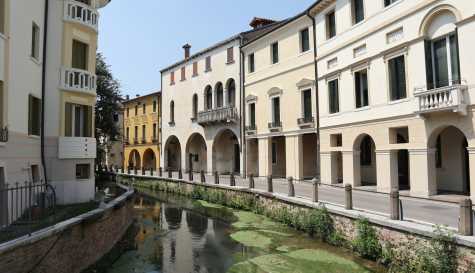 This Italian City Is an Affordable Alternative to Venice—and It Has Gorgeous Canals, Charming Markets, and Few Crowds