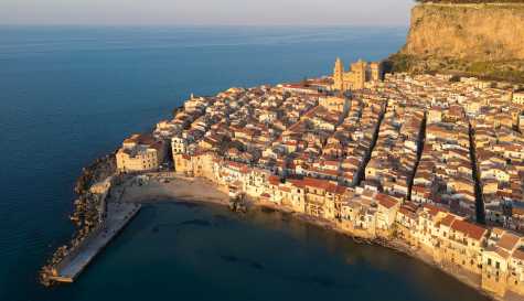 Tsunami alert for Italy after series of earthquakes off the coast